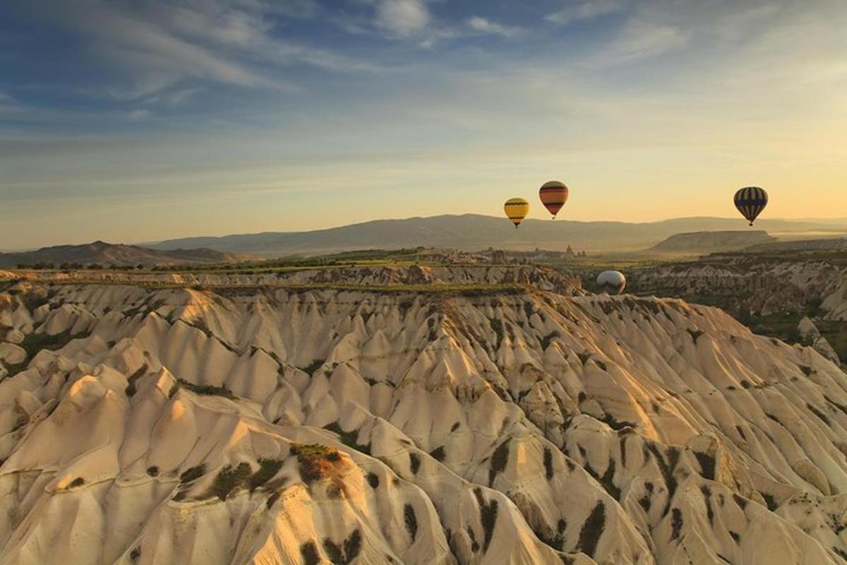 sekelompok balon udara panas terbang di atas gunung