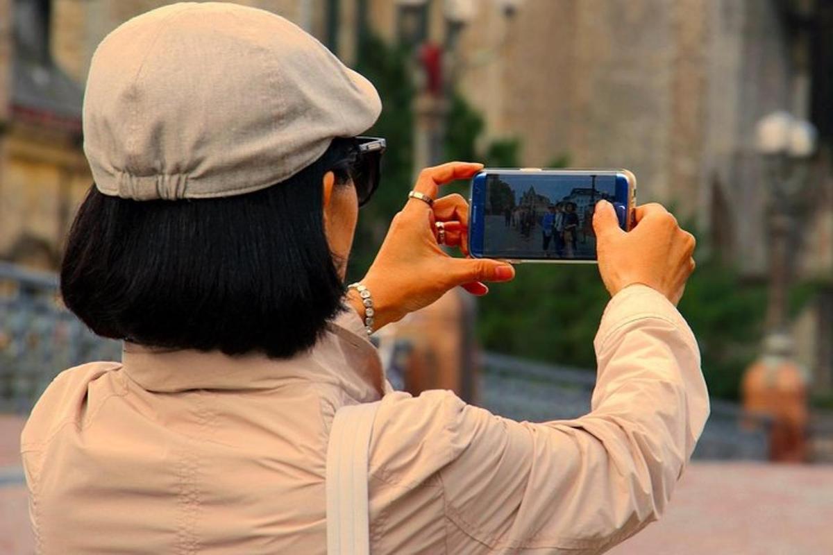 una persona che scatta una foto con un cellulare