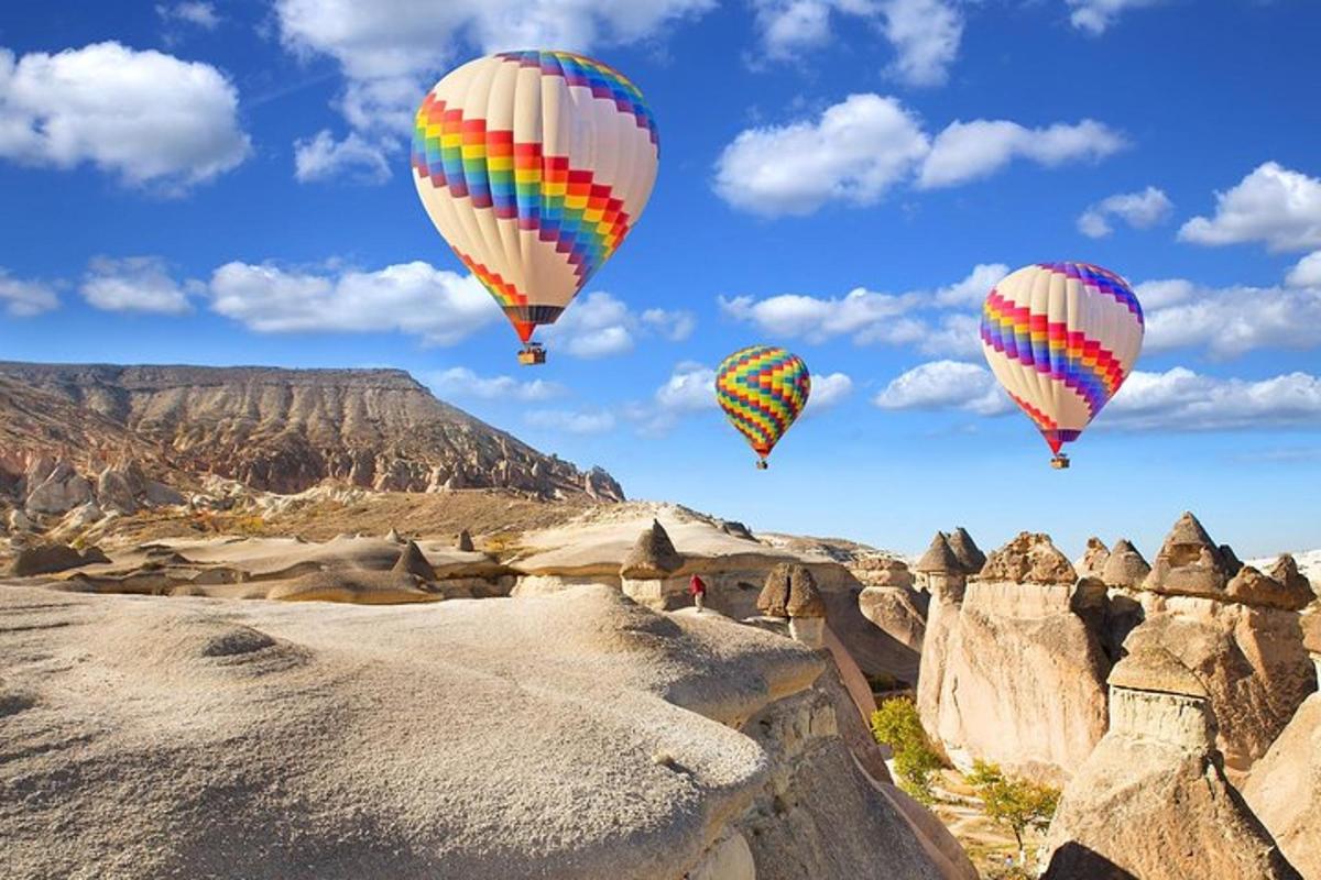 sekumpulan belon udara panas terbang di atas padang pasir