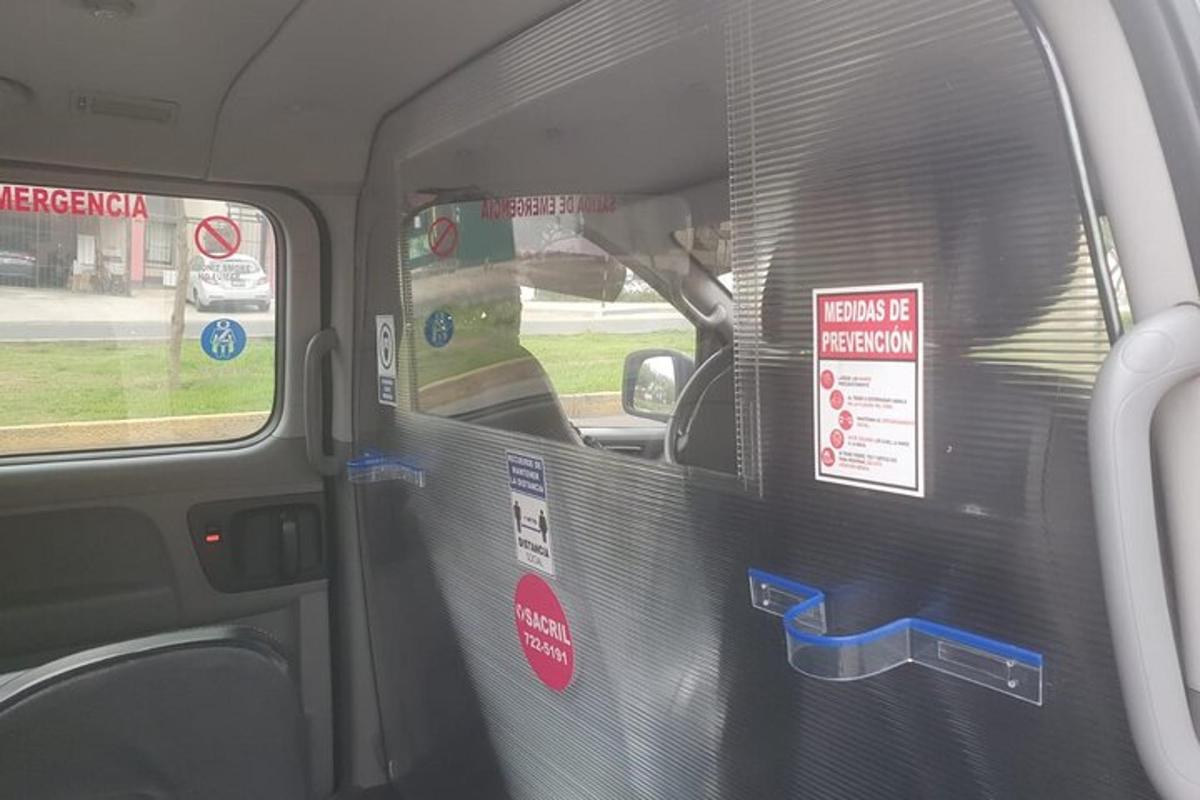 Un asiento en un autobús con carteles en la ventana.