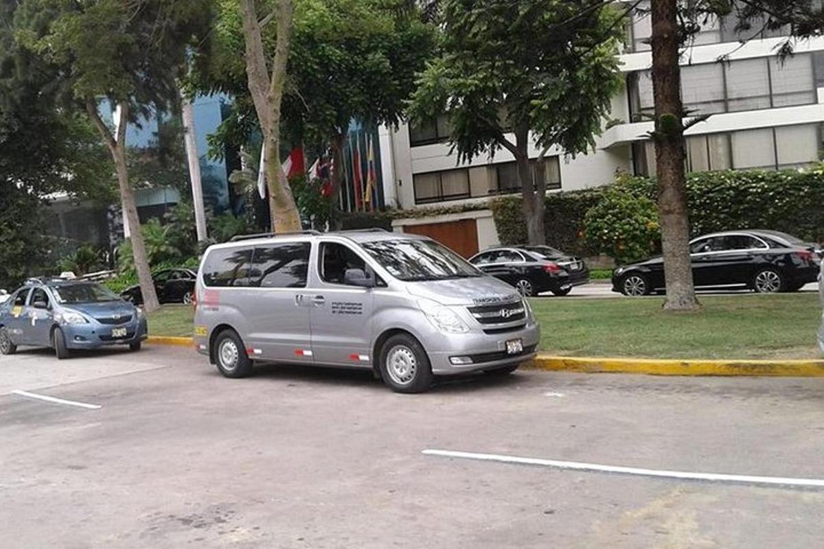 un furgone argentato parcheggiato in un parcheggio