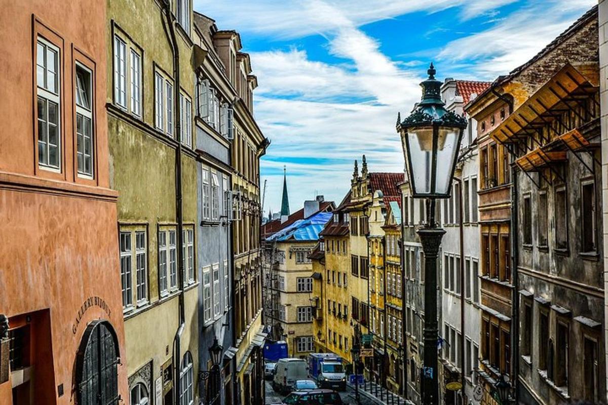 une rue de ville avec des bâtiments et un lampadaire