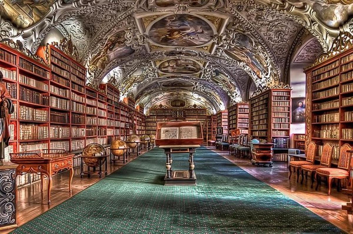 sena biblioteka su knygomis ir pianinu