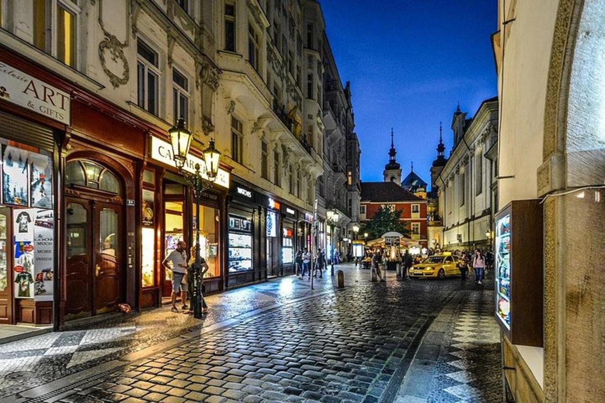 tlakovana ulica v mestu, po kateri hodijo ljudje