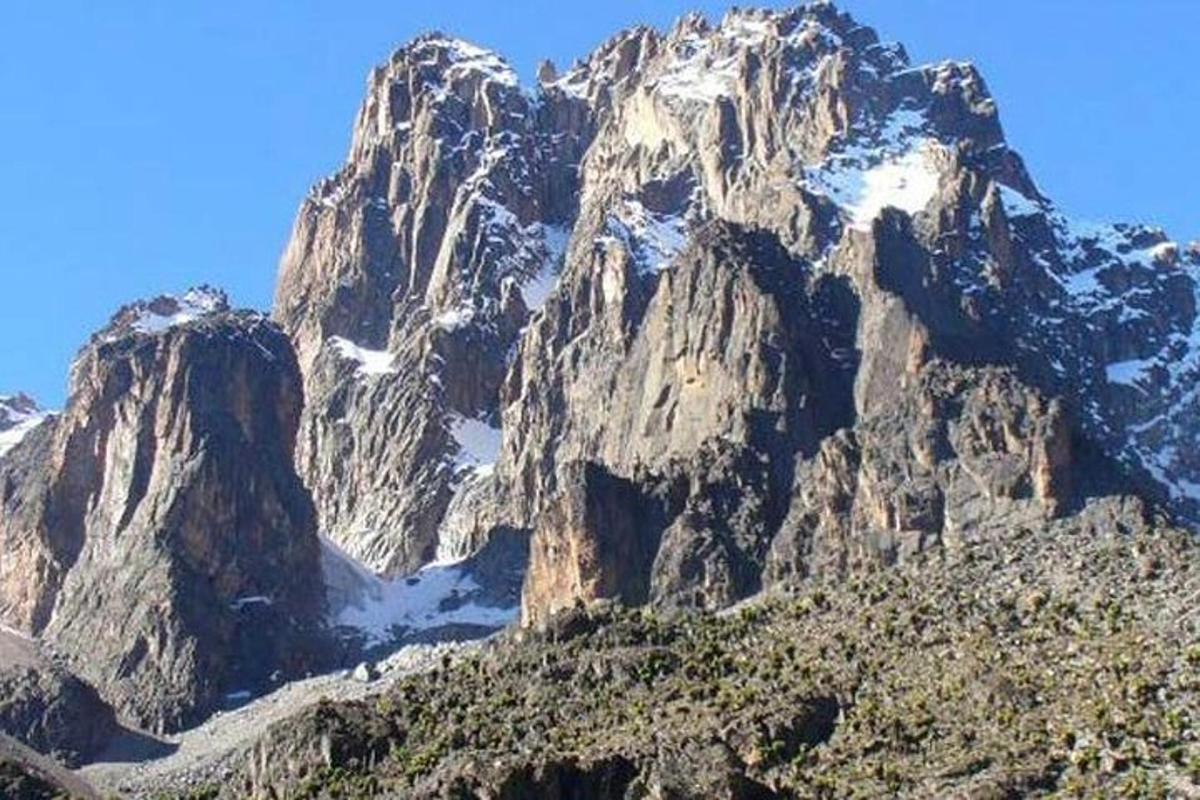 gunung berbatu besar dengan salji di atasnya