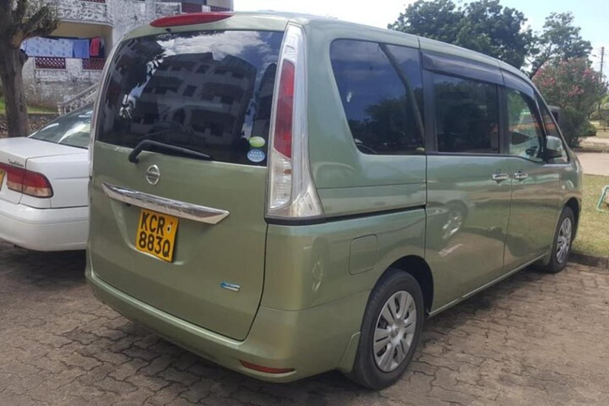 sebuah van hijau diletakkan di tempat letak kereta