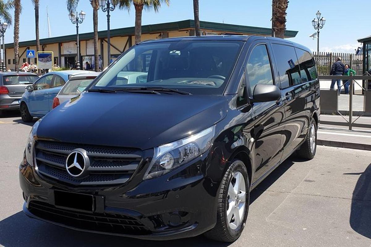 kombi mercedes benz parkiran na parkirišču