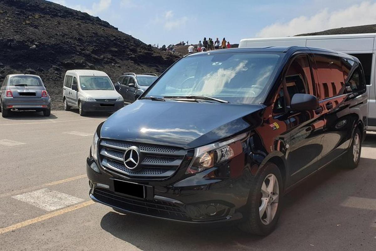 kombi mercedes benz parkiran na parkirišču
