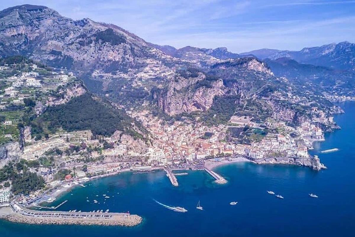 vista aèria d'una ciutat amb vaixells a l'aigua