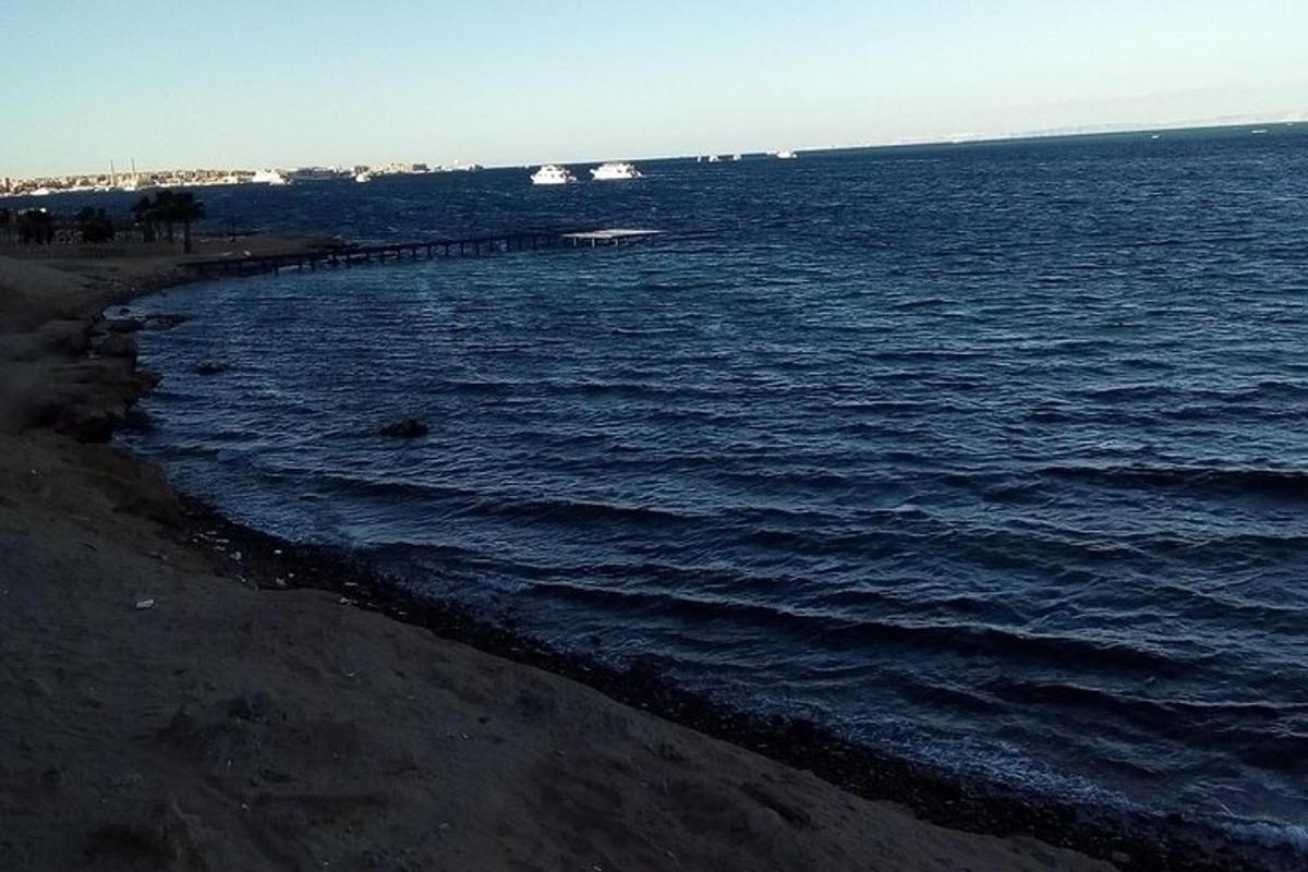 pohled na oceán s loděmi ve vodě