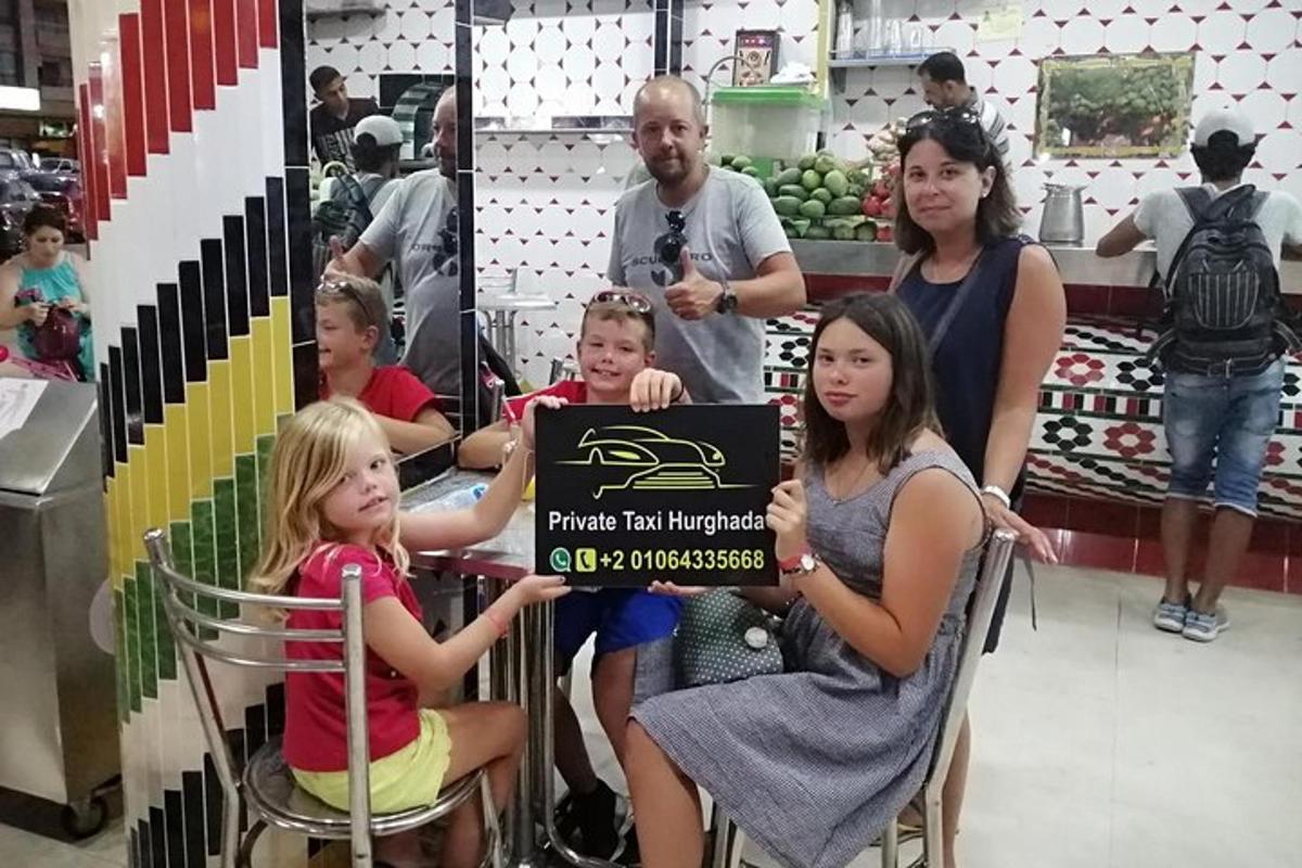 un grup de persones assegudes en una botiga amb un cartell