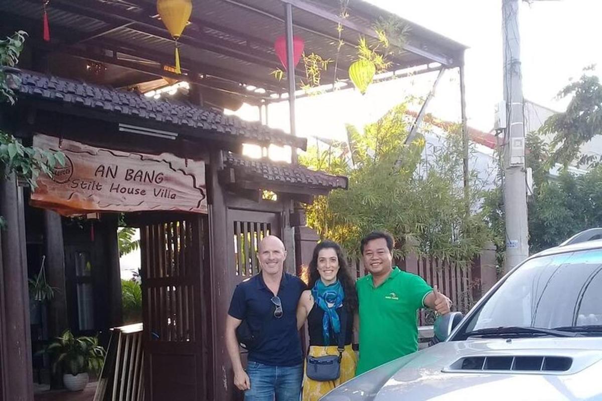 um grupo de pessoas em pé em frente a um prédio