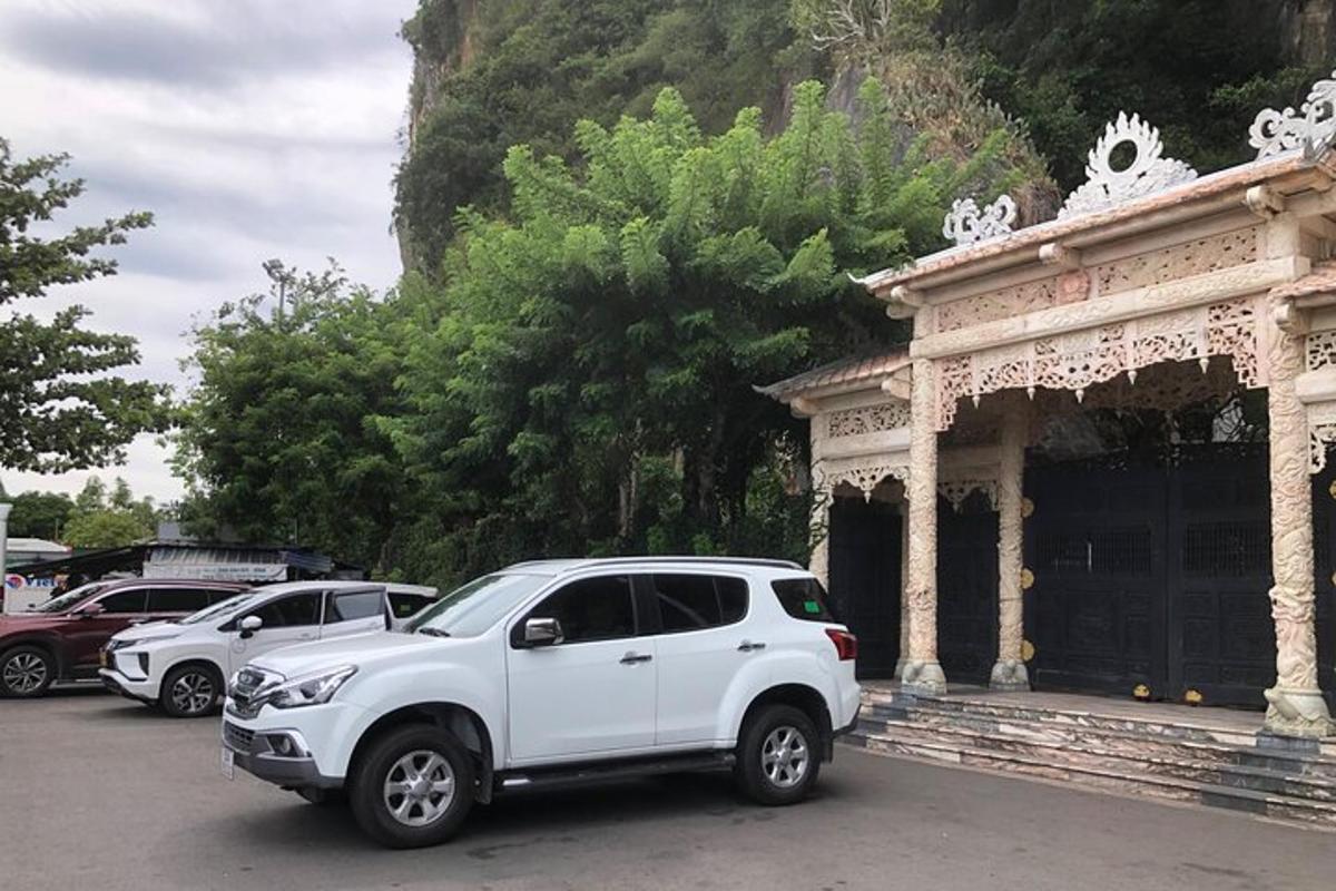 um SUV branco estacionado em frente a um prédio