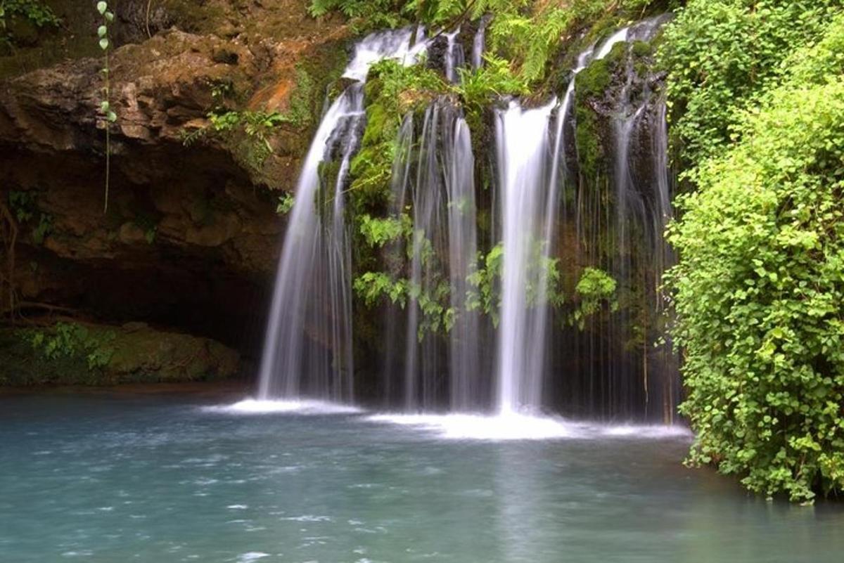 air terjun di tengah-tengah badan air