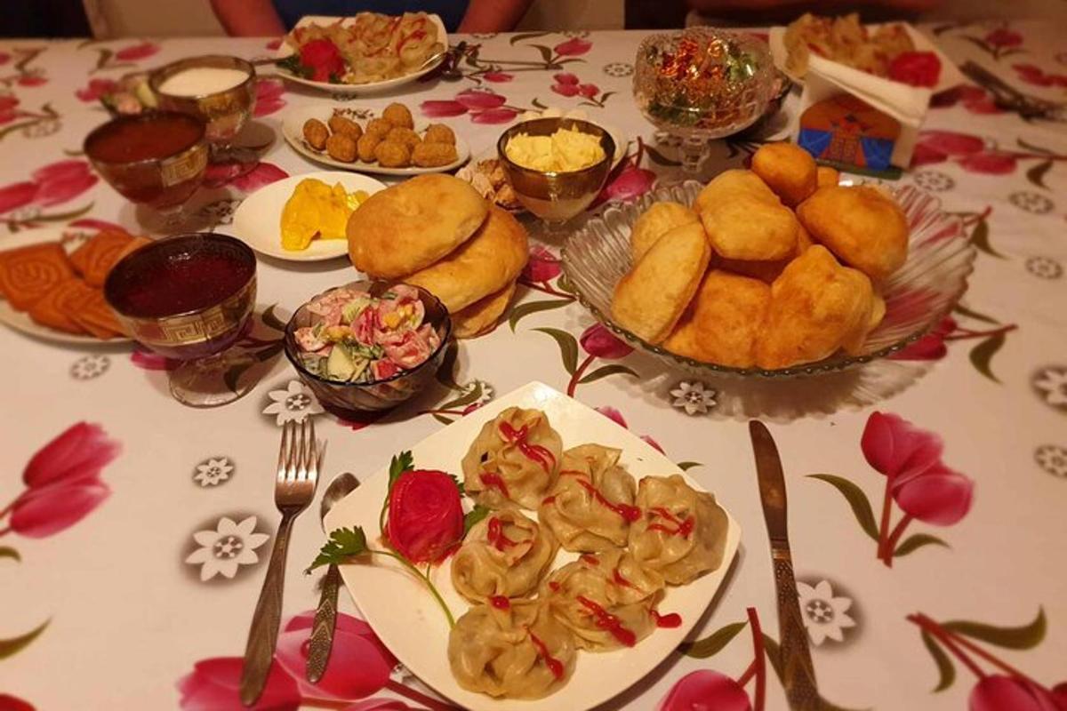 laud, mille peal on toidutaldrikud