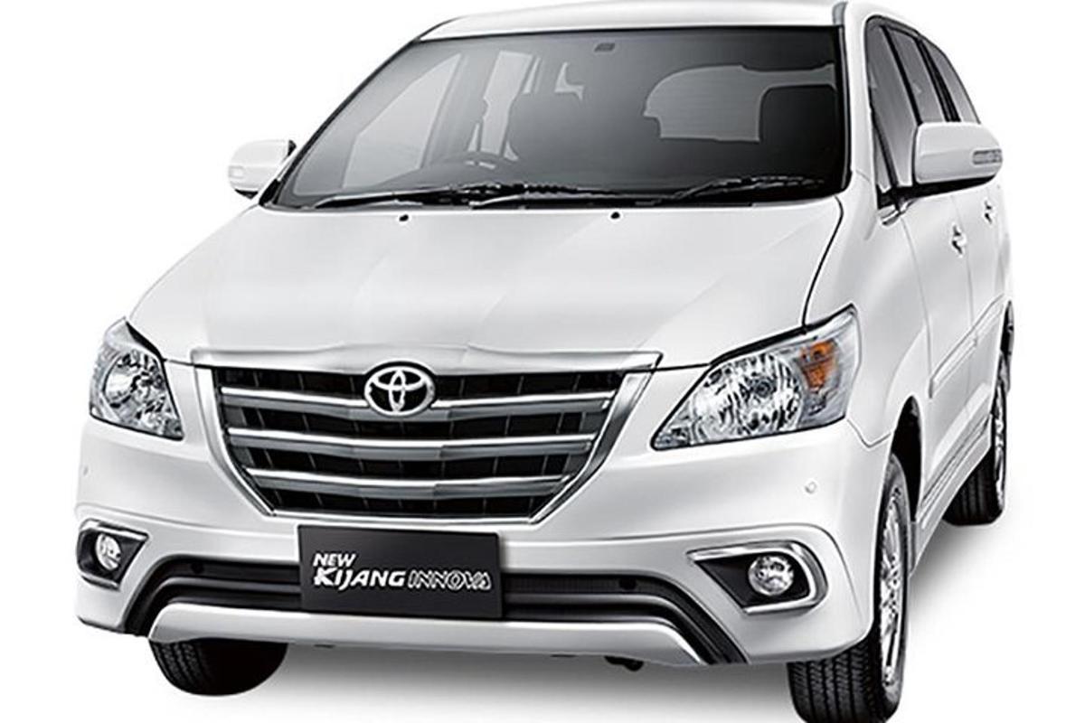 bílý hybridní vůz Toyota