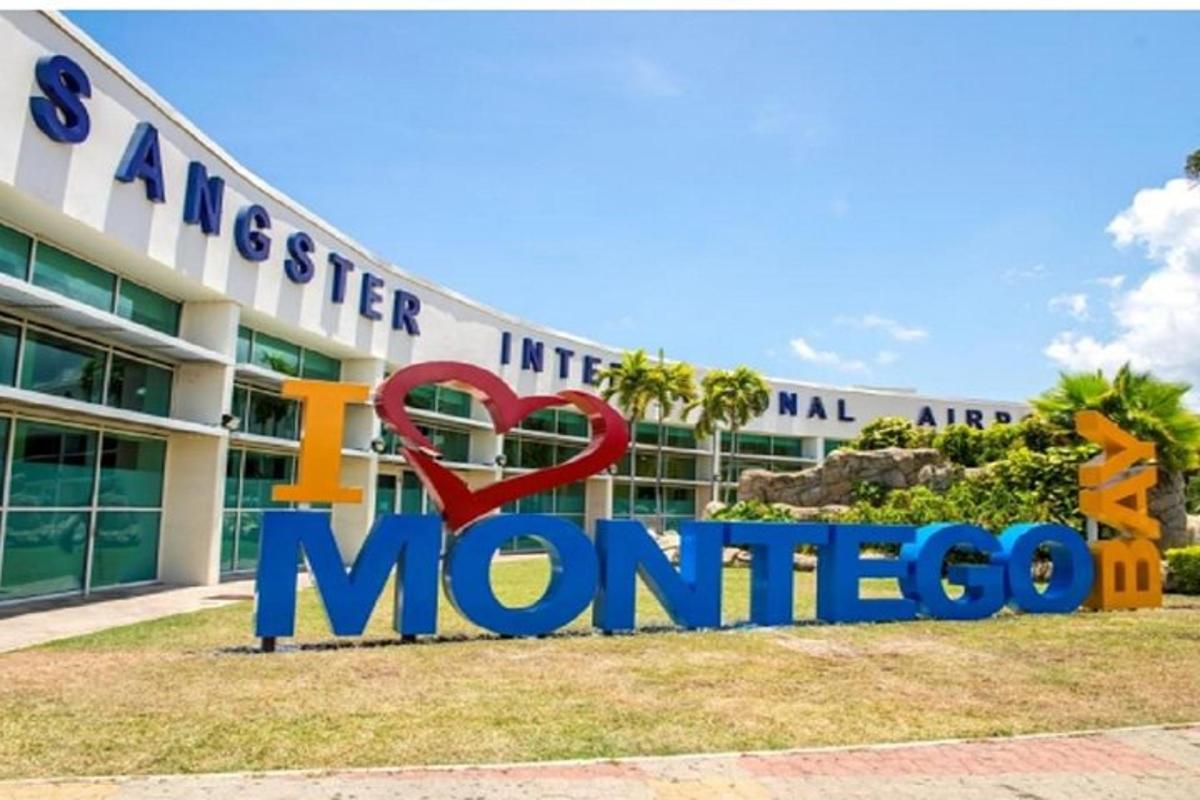 papan tanda di hadapan hospital