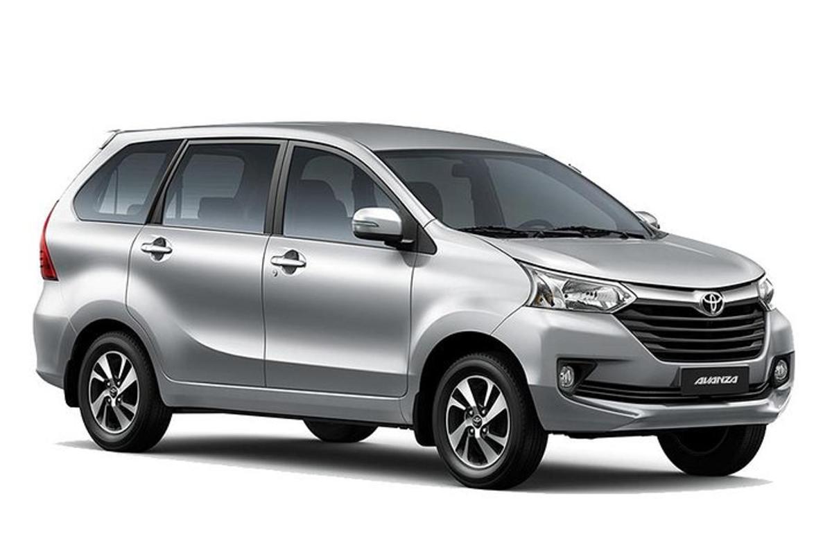 Μια ασημένια Toyota παρκαρισμένη σε λευκό φόντο