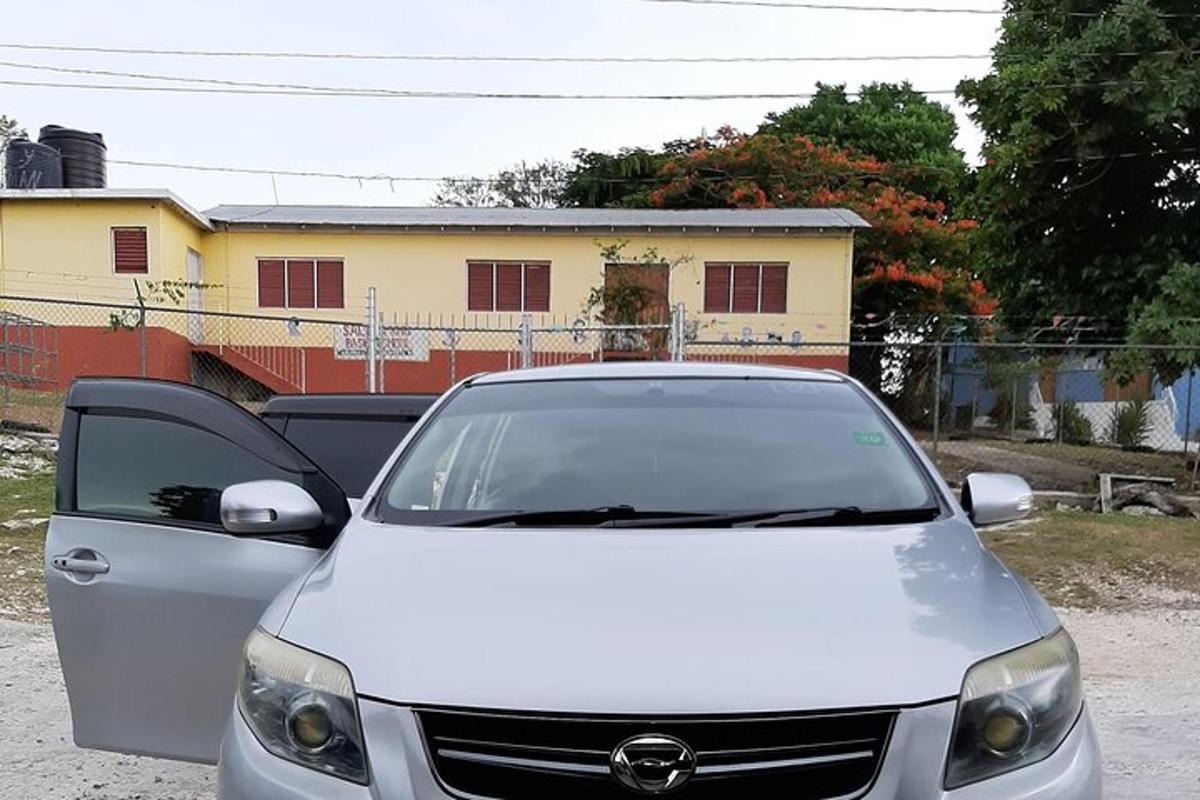 sebuah kereta berwarna putih berhenti di hadapan sebuah rumah