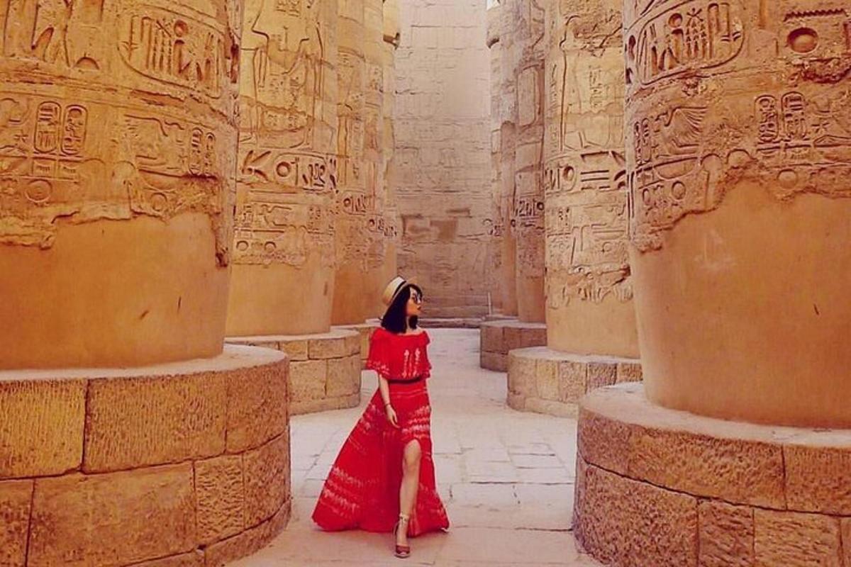 eine Frau in einem roten Kleid, die in einem alten Gebäude steht