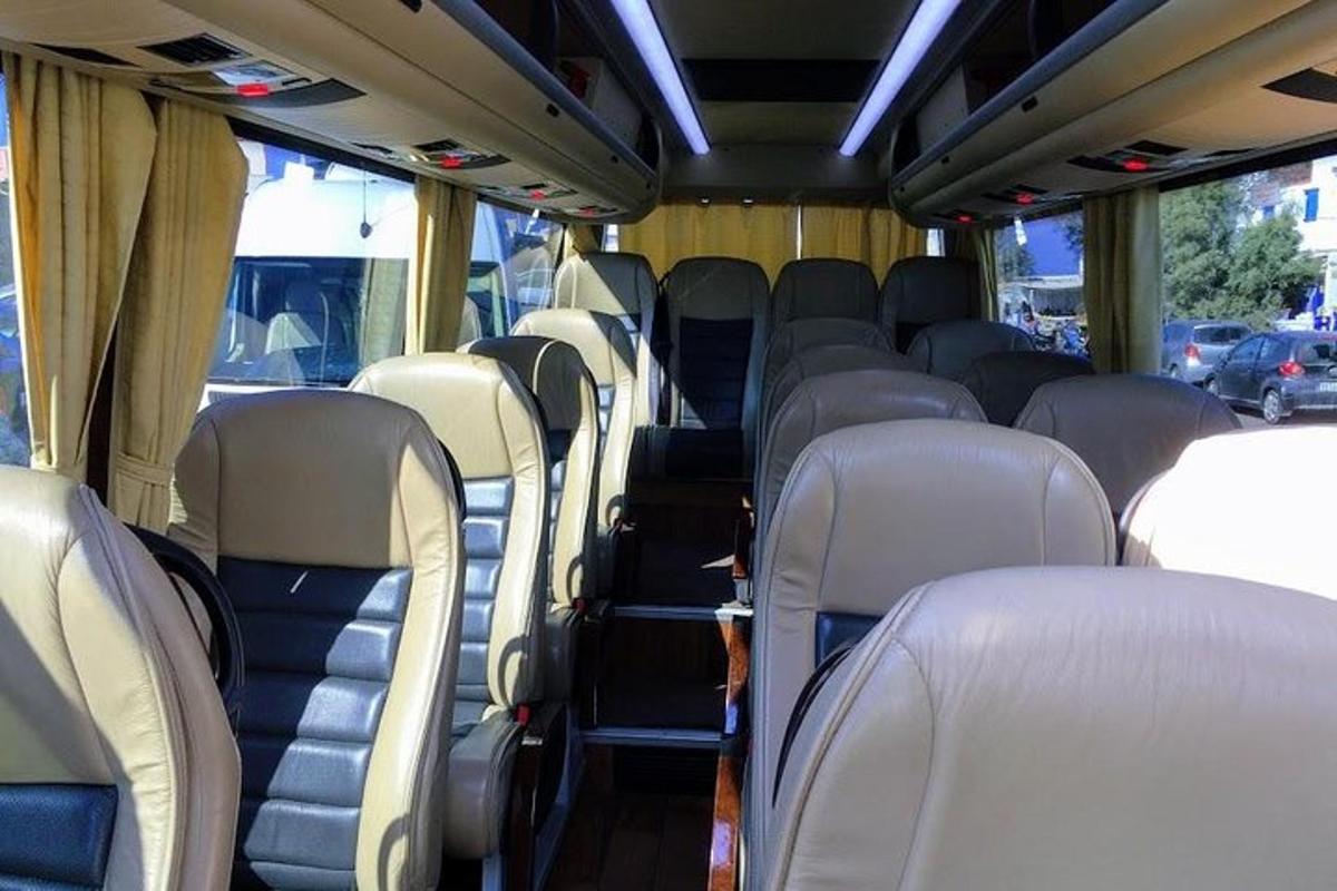 tühi buss tühjade istmetega bussis