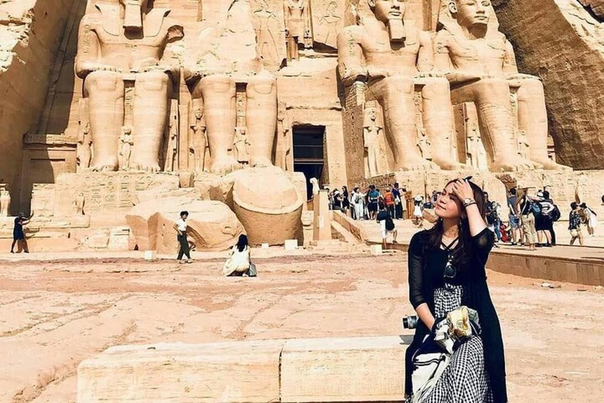una donna è in piedi davanti ai suoi sudditi
