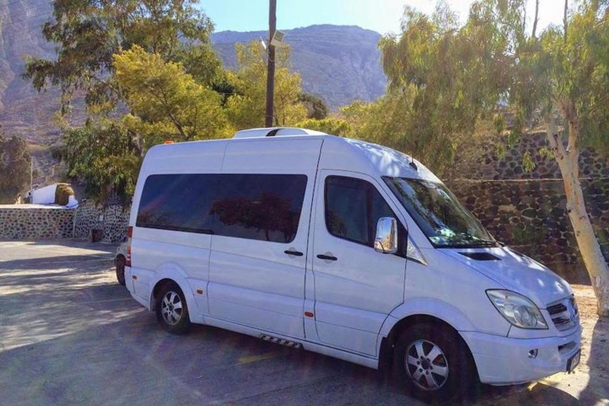 una furgoneta blanca aparcada en un aparcament