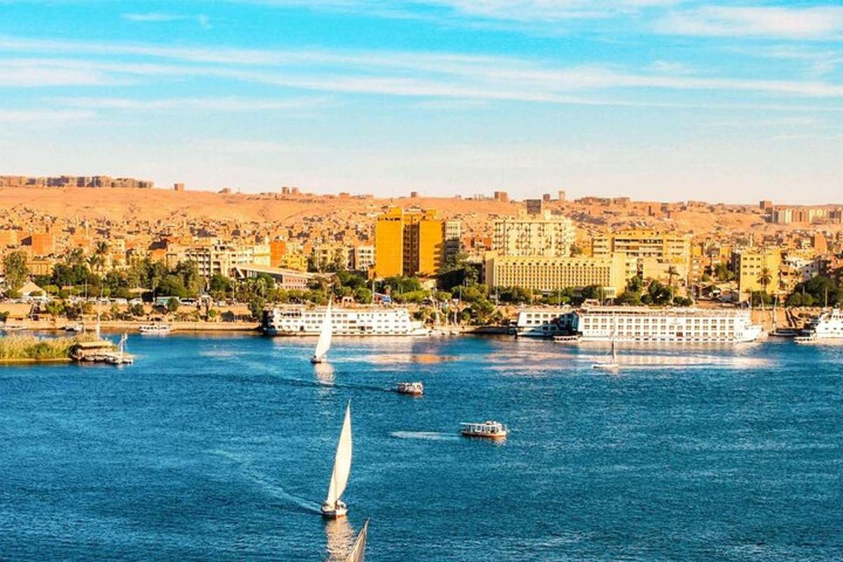 due barche in un fiume con una città sullo sfondo