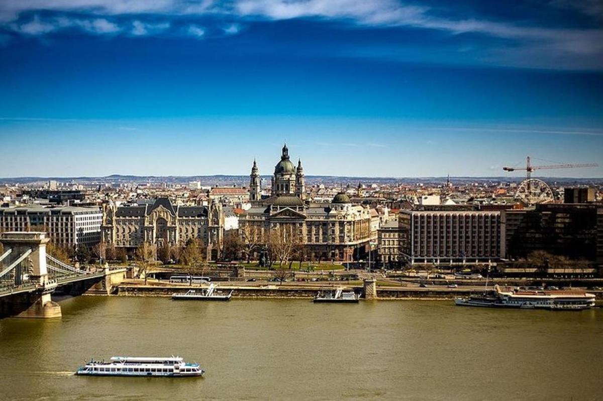 una vista di una città con una barca su un fiume