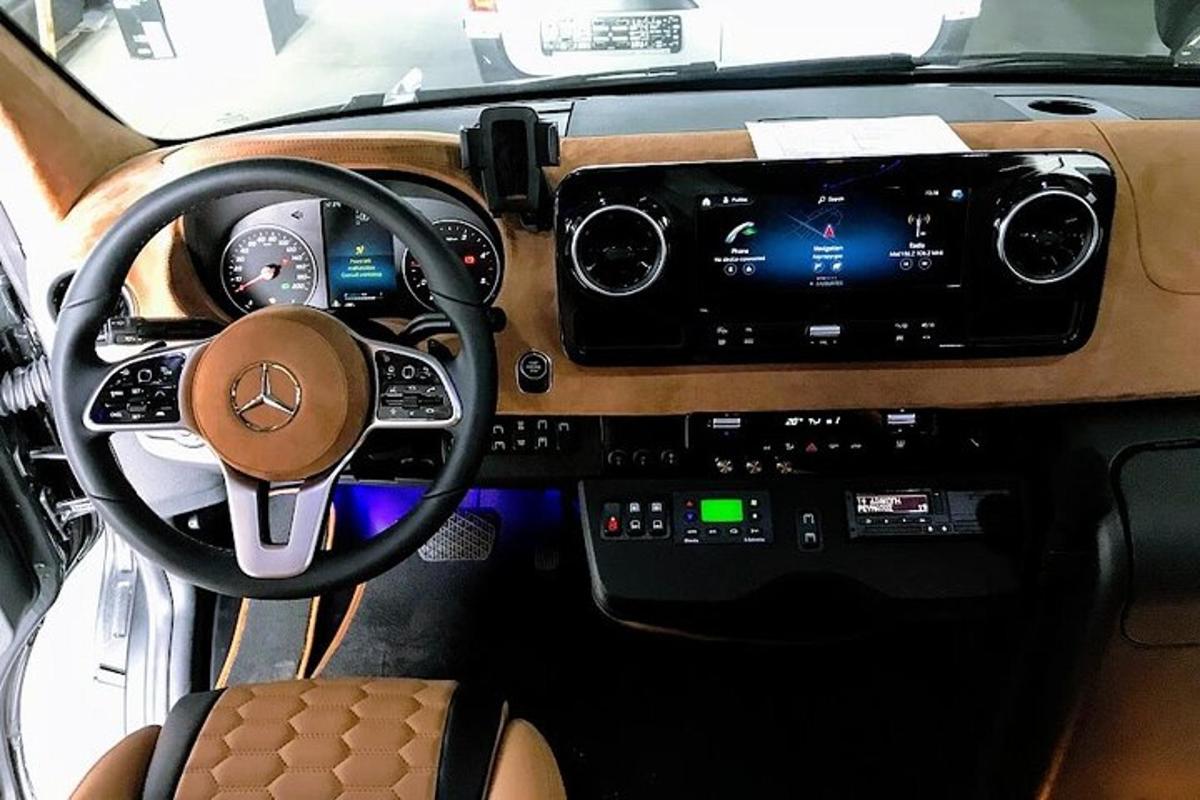 pohled na palubní desku vozu Acedes Benz