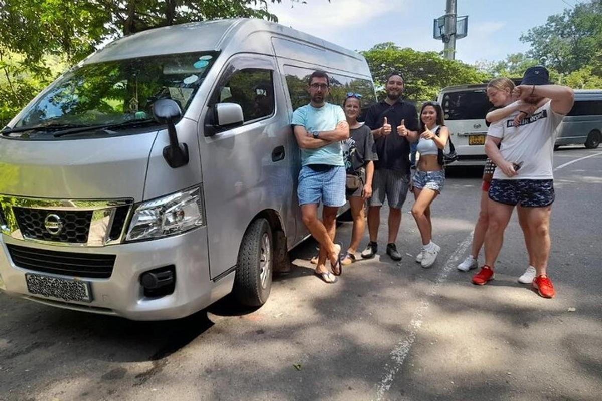 un gruppo di persone in piedi davanti a un furgone