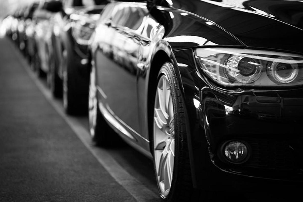 una fila de autos estacionados en un estacionamiento
