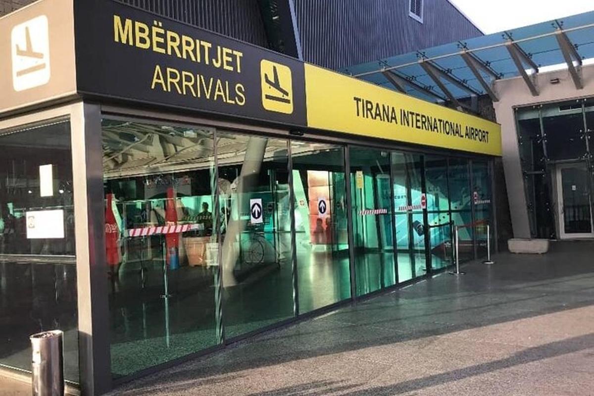 Una tienda con puertas de vidrio en un edificio