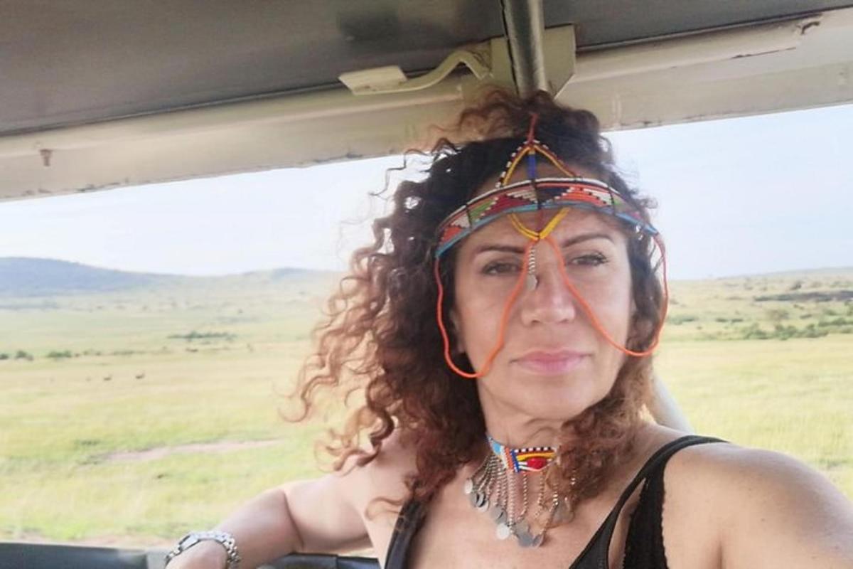 eine Frau mit Kopfschmuck in einem Bus