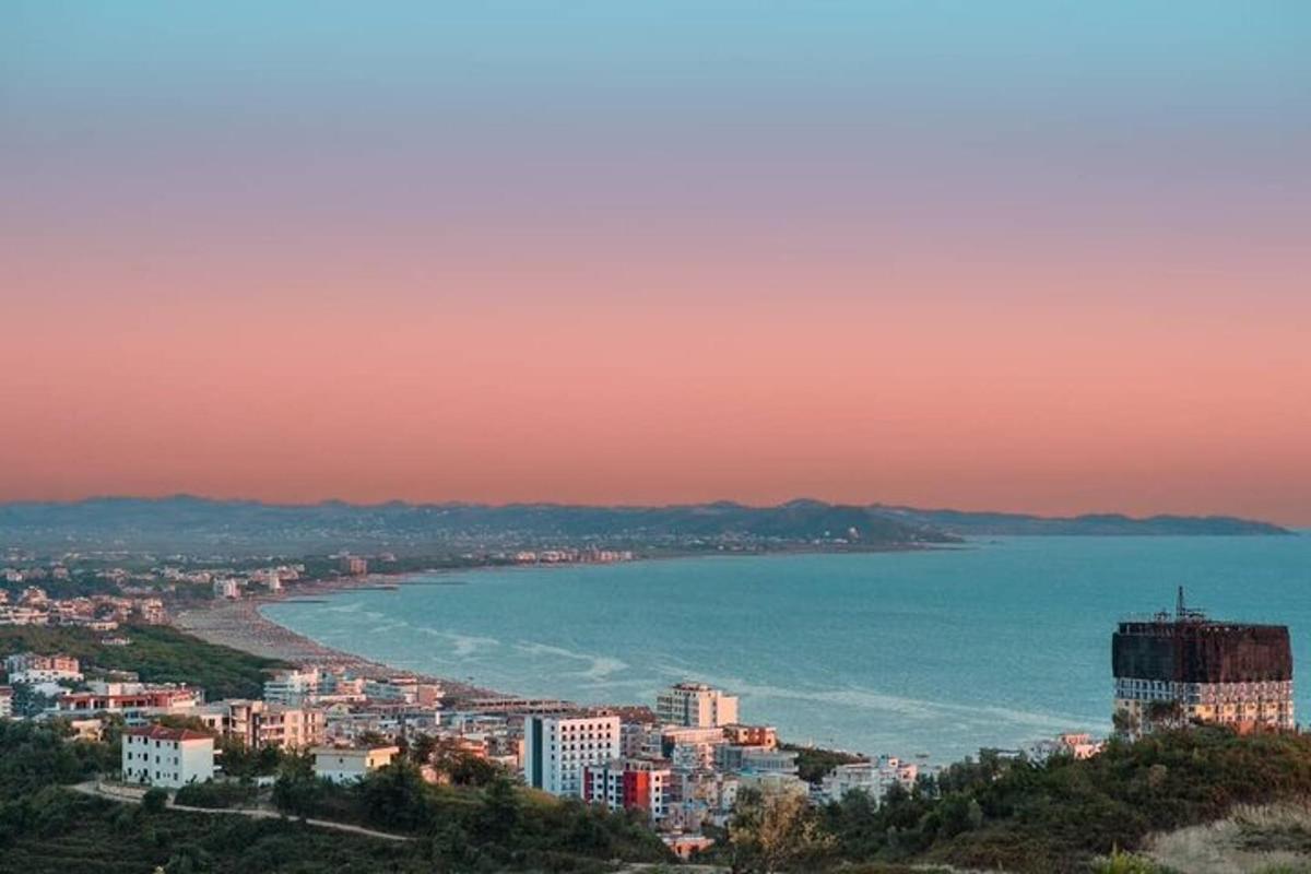 pohled na město a oceán při západu slunce