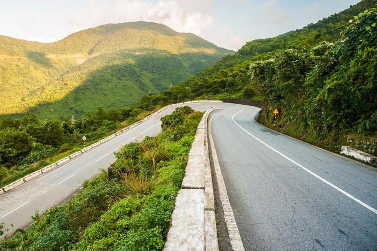 arka planda dağların olduğu boş bir yol