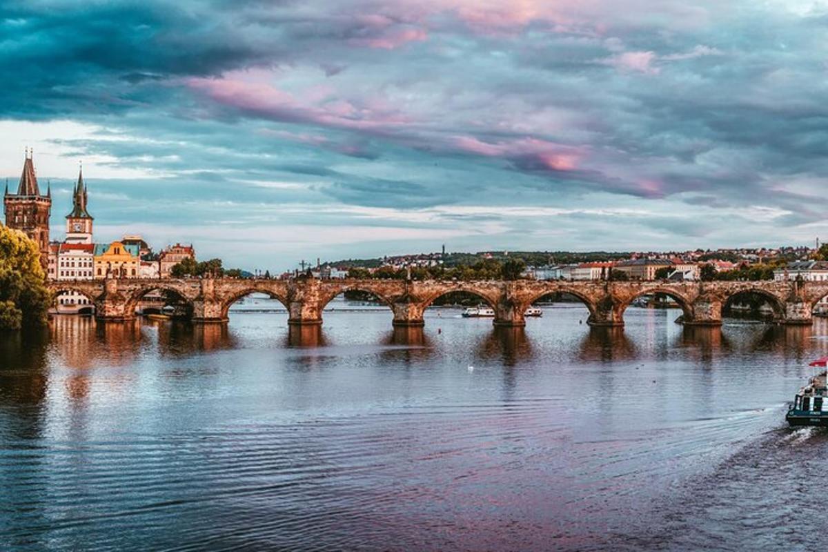 un ponte sopra un fiume con una città