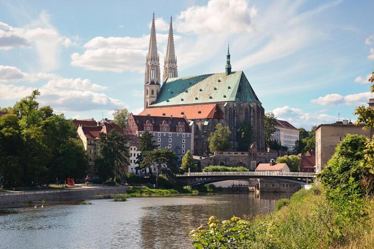 una città con un ponte, una chiesa e un fiume