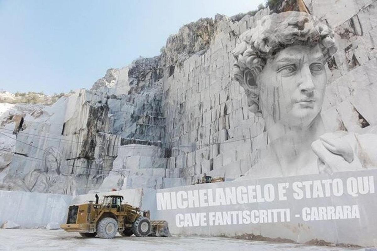 un camion parcheggiato davanti a un muro con una statua