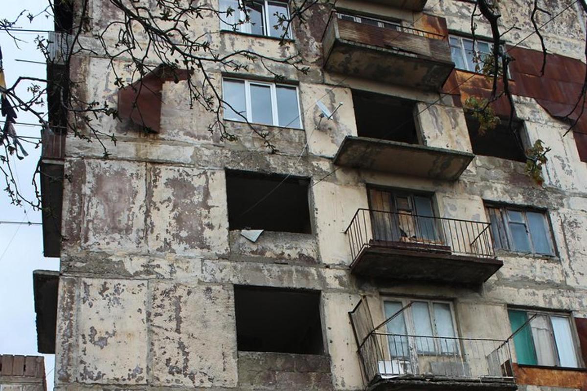 um prédio antigo com janelas e um relógio