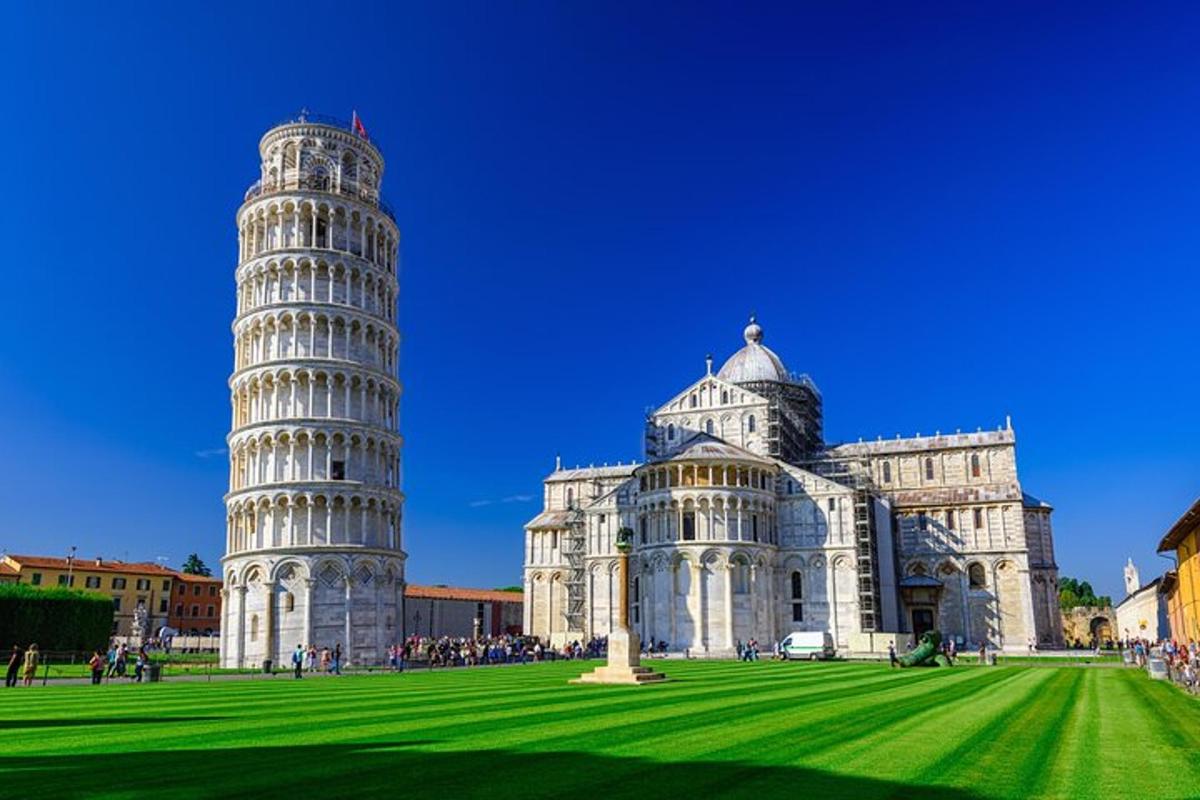 dos torres de la torre inclinada de Pisa
