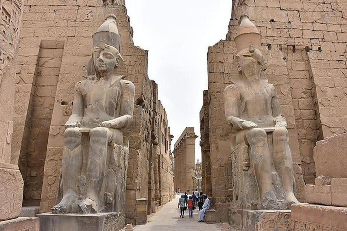 un grup d'estàtues al costat d'un edifici