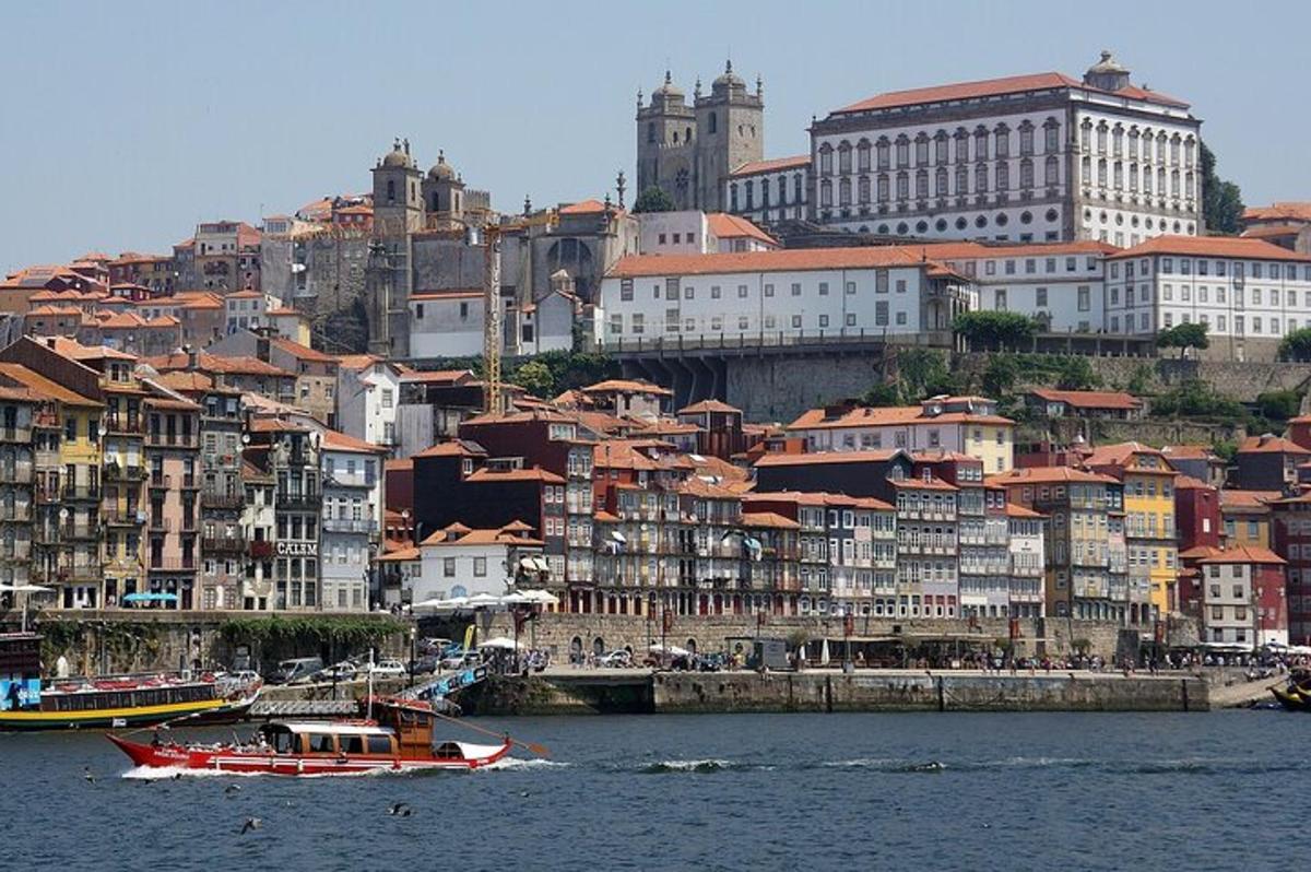 une ville avec des bâtiments et un bateau dans l'eau