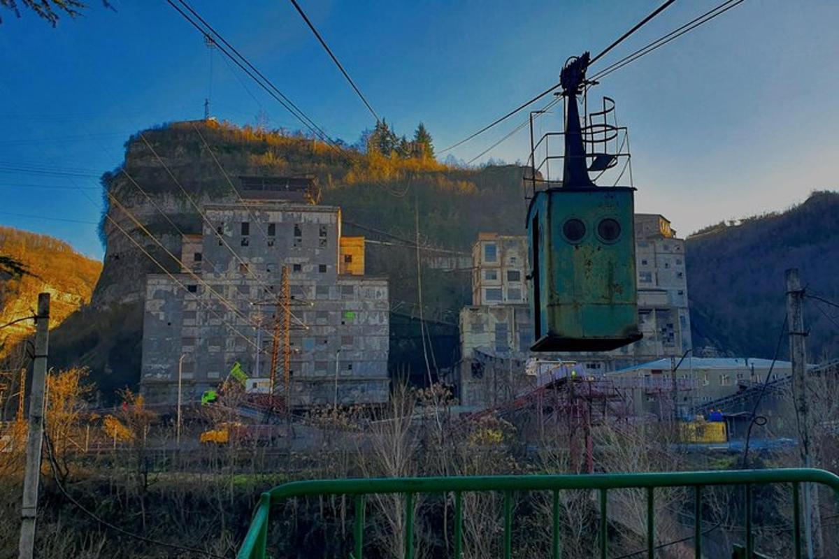 uma vista de uma cidade com edifícios e uma colina
