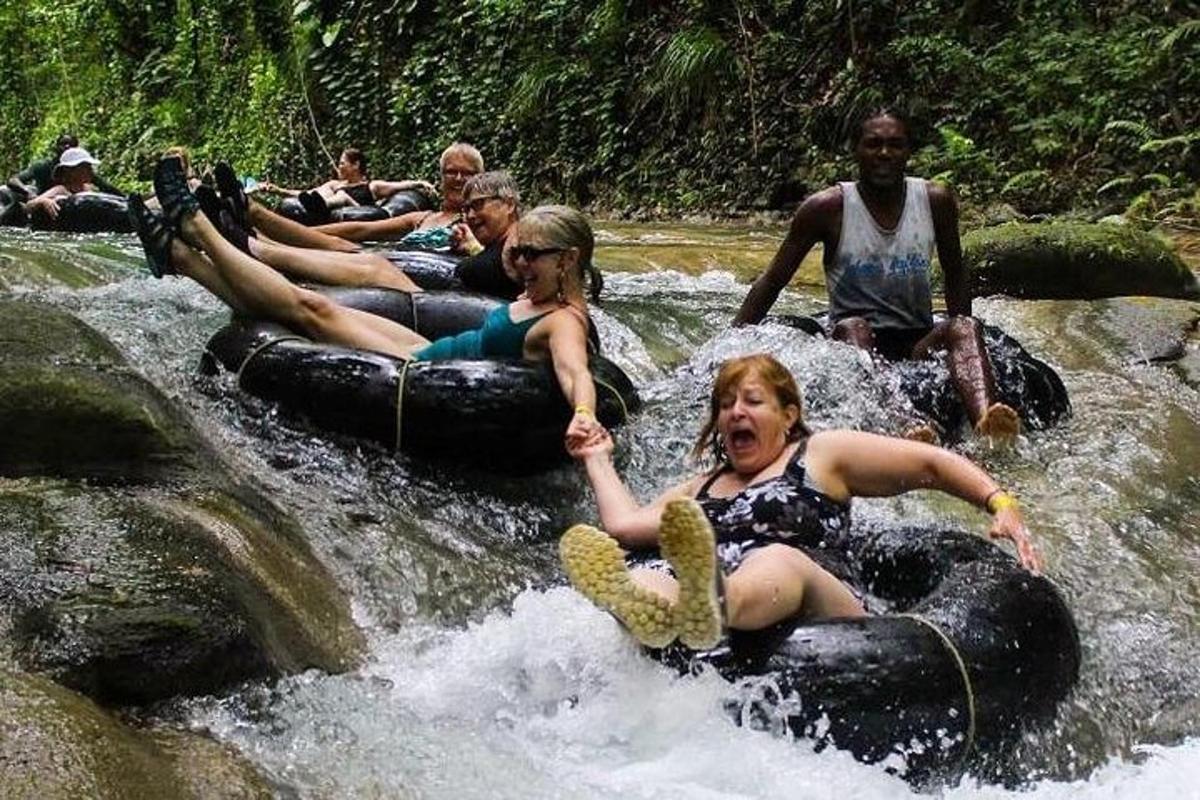 skupina ljudi, ki se spuščajo po reki na splavih