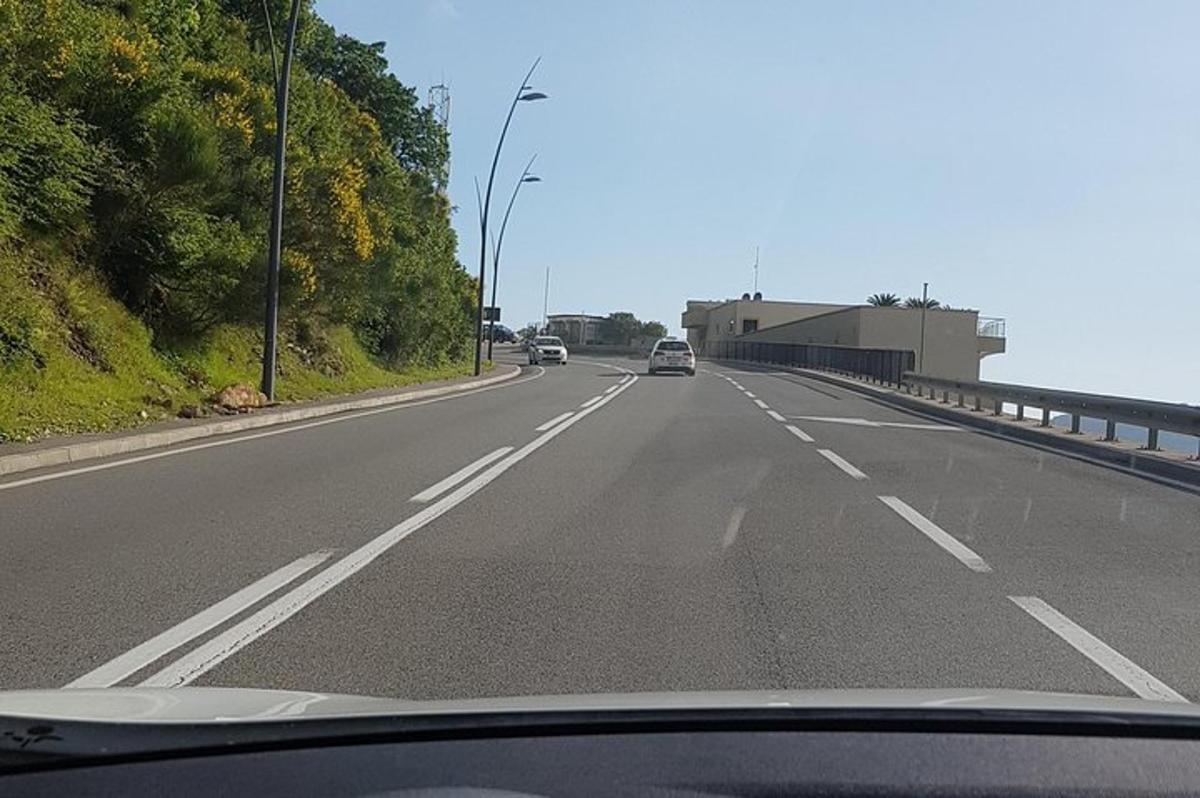 道路に車が走る高速道路の景色