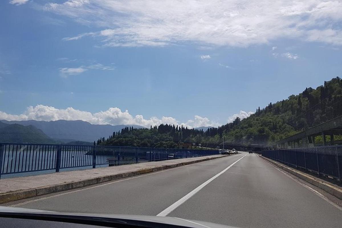 kilátás az útra egy autóból