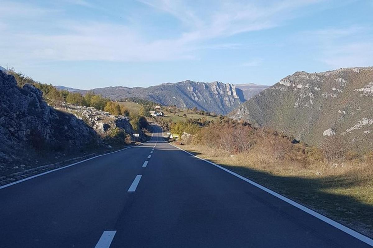una strada vuota in mezzo a una montagna