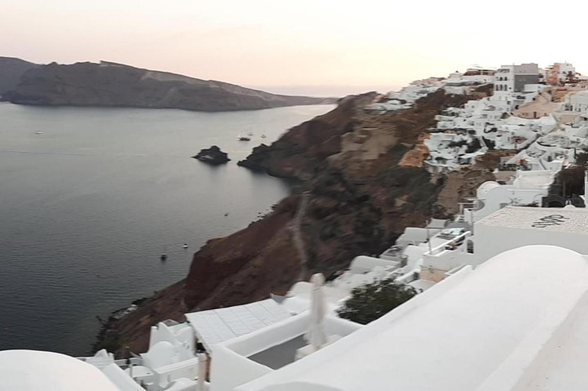Μια εναέρια άποψη ενός γκρεμού με τα άσπρα κτίρια και το νερό