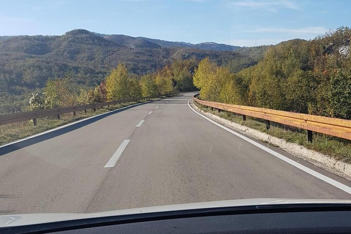 una vista di una strada da un'auto
